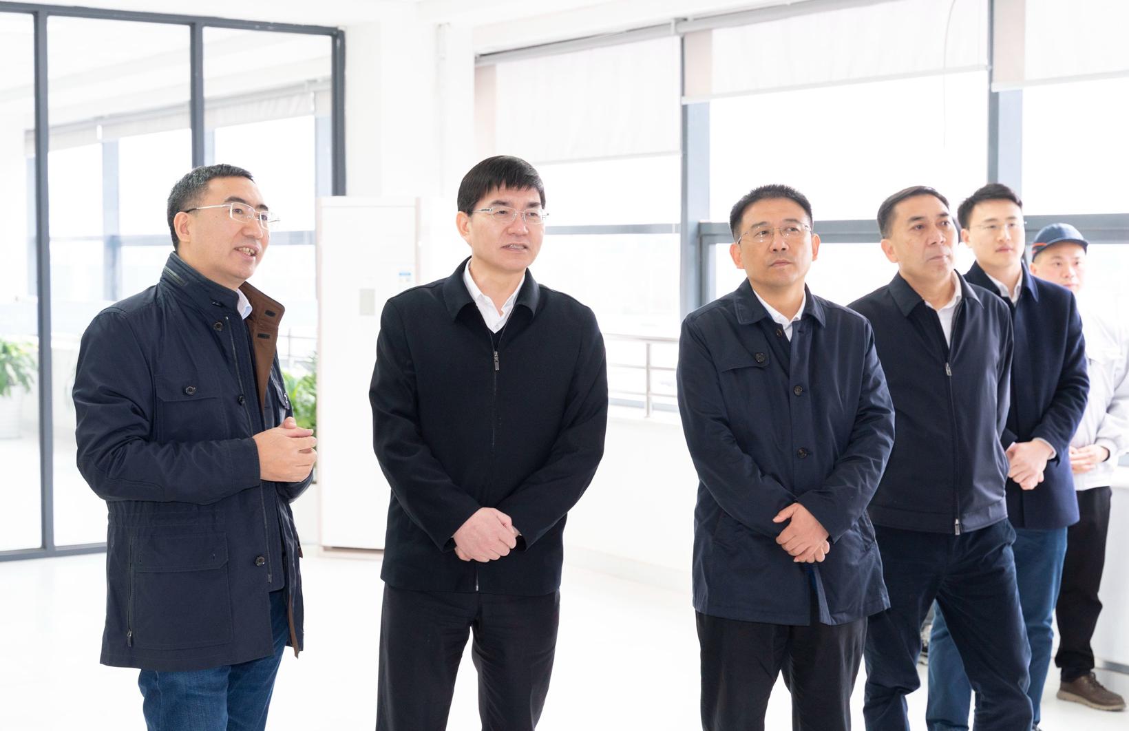 金华市市委书记陈龙等一行莅临零跑金华AI工厂参观考察
