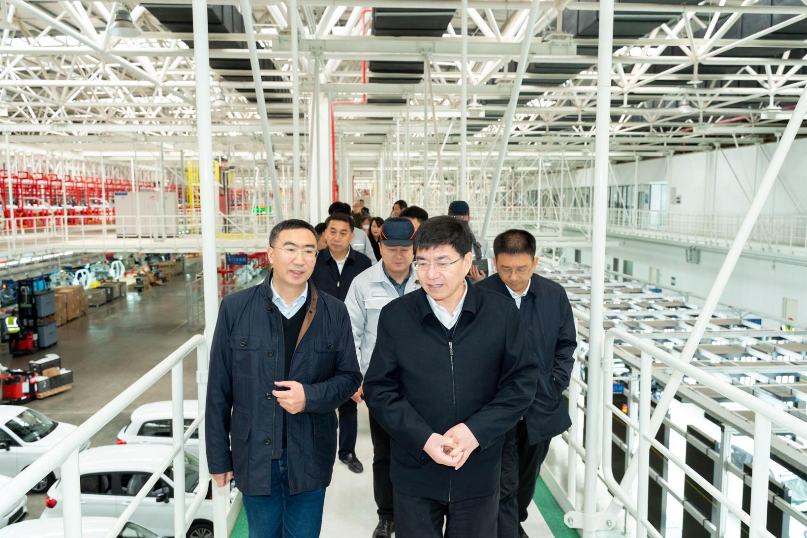 金华市市委书记陈龙等一行莅临零跑金华AI工厂参观考察