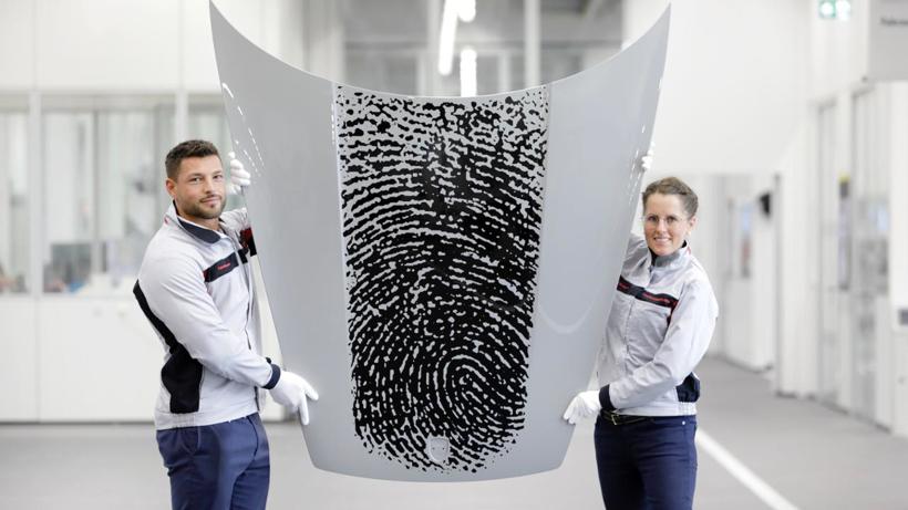 保时捷推出新技术 可将车主指纹打印在911车型引擎盖上