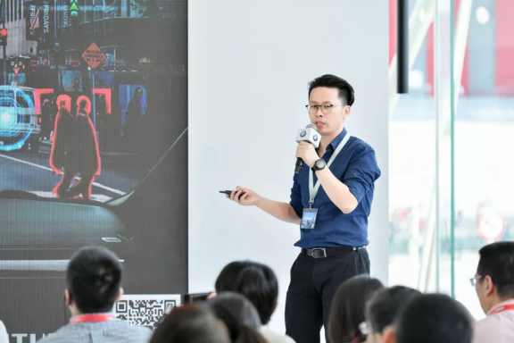 准备好尖叫 未来黑科技在宝马创新日刚刚秀了波AR HUD