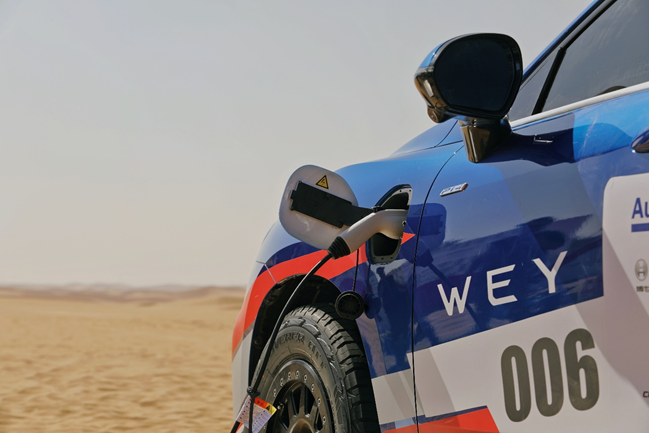 WEY品牌创始人魏建军披甲上阵征战阿拉善