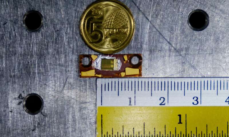 新加坡合作英国研发首个电驱动拓补激光器 可提升激光系统性能