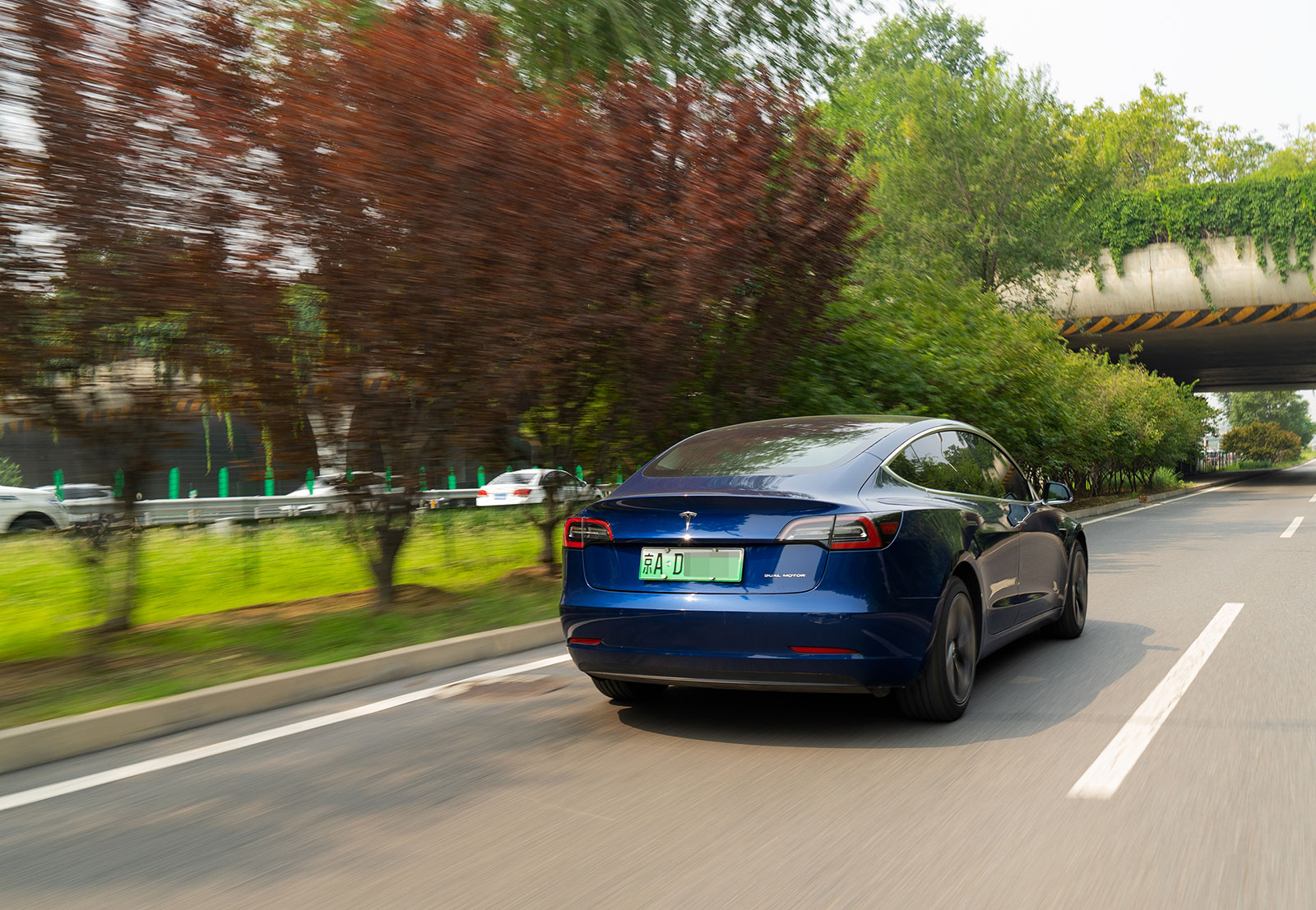 我说小鹏P7比特斯拉Model 3好开 真不是吹的
