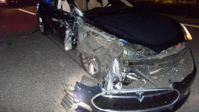 特斯拉Model S自动驾驶时撞向警车 司机承认当时正在看电影
