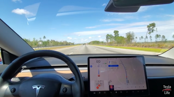 特斯拉Autopilot更新：允许驾驶员继续在超车道行驶