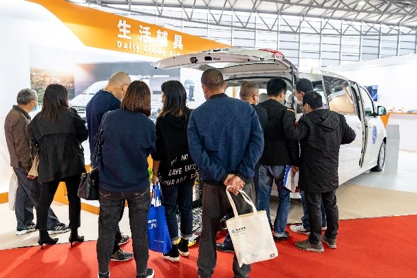 上海国际养老、辅具及康复医疗博览会启幕，上汽大通MAXUS G10福祉车、EUNIQ 5福祉车正式亮相