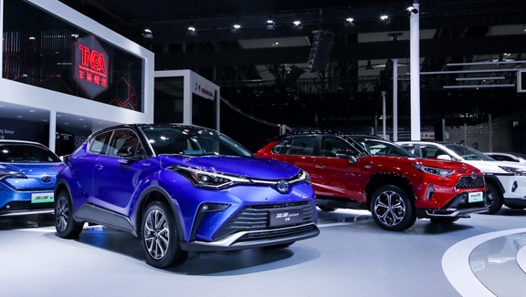 一汽丰田加速新能源布局  RAV4荣放双擎E+、奕泽IZOA双擎中国首发亮相