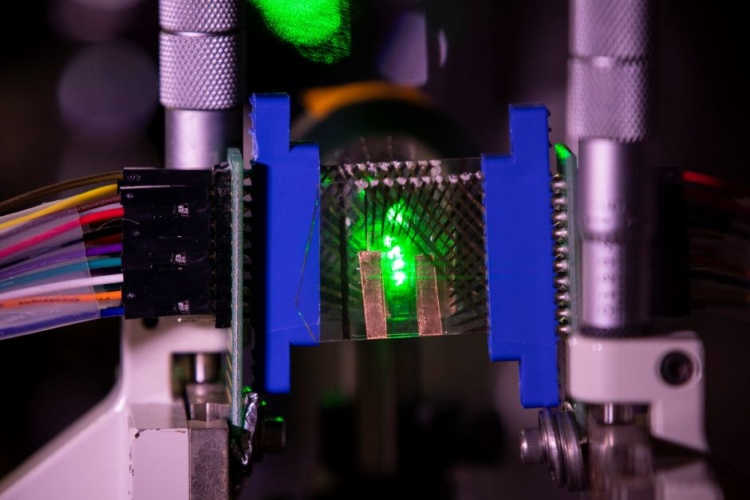科学家开发新的类似突触的光电晶体管 可用作自动驾驶汽车传感器