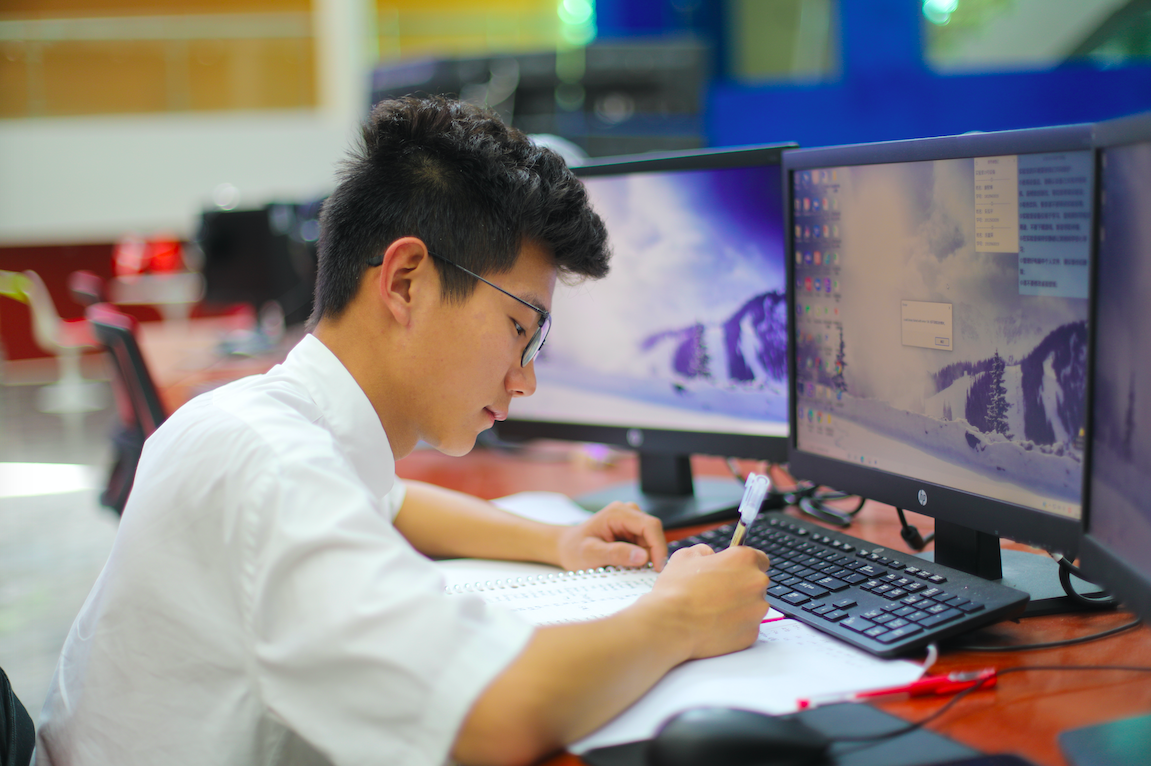 一个企业在一座城市建了一所大学影响了无数年轻人的未来，这就是吉利