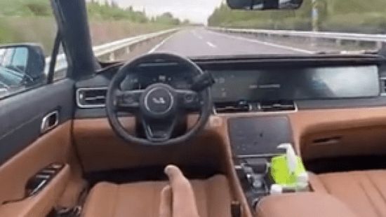 危险！理想ONE车主躺车内日光浴，L2级辅助驾驶跑高速