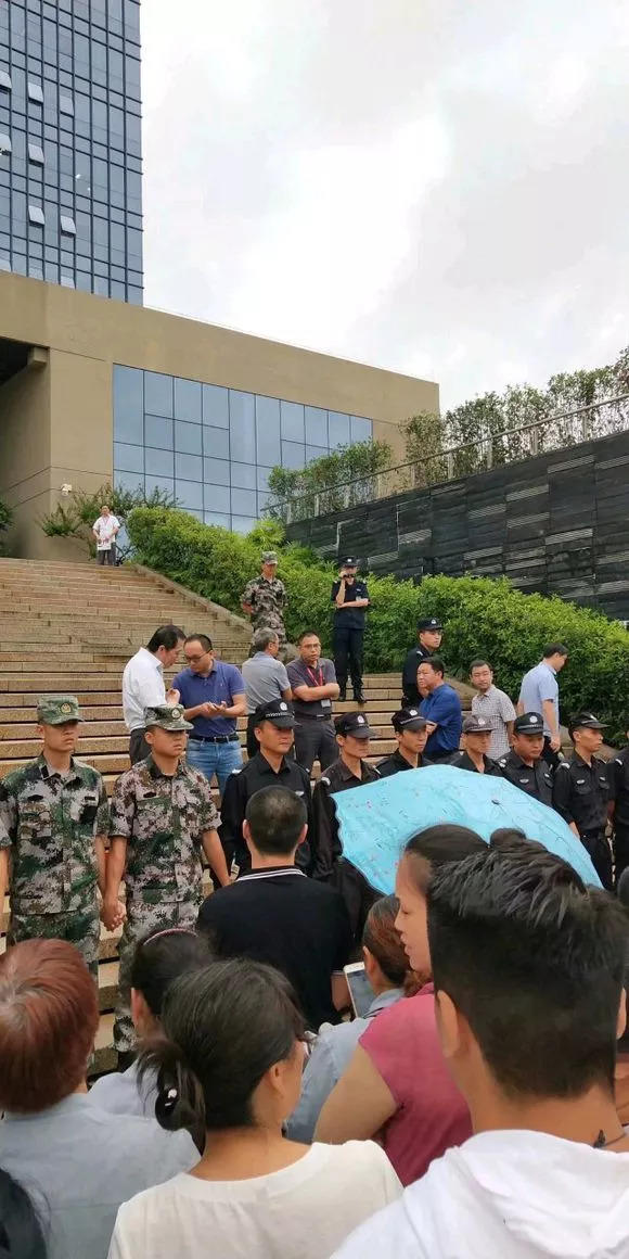 北汽银翔总部遭员工围堵讨薪  曾经的“放高温假”一说要被戳穿？