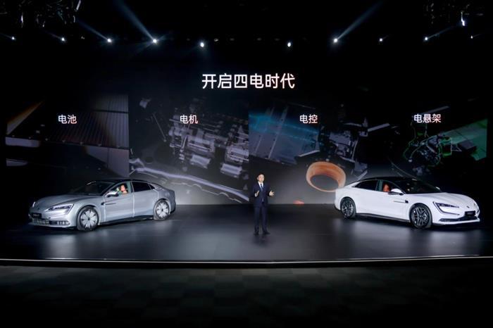 仰望U7上市售62.8万元起 云辇-Z+易四方开启新能源汽车“四电时代”
