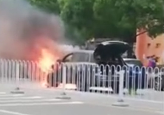 理想ONE自燃 车主：提车7天,有两次爆炸声
