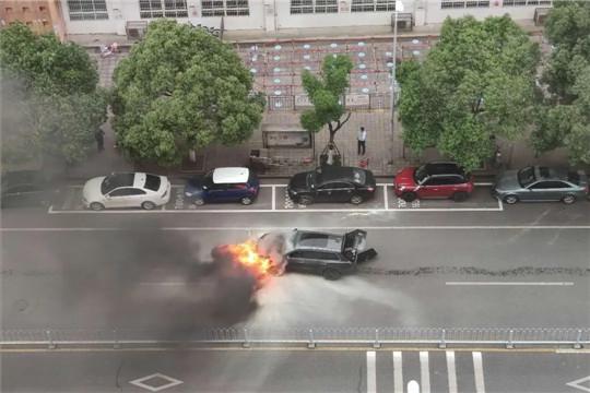 连续3月拿下插混销冠，理想ONE仍然充满未知