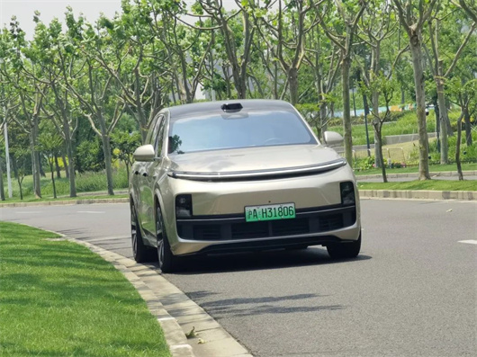 理想L8，风头被抢？